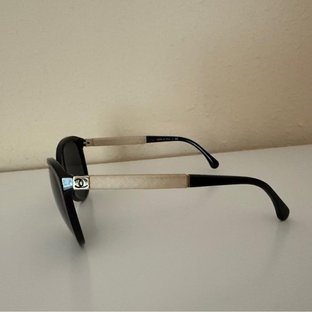CHANEL Black Sunglasses with CC Temples - Picture 7 of 11